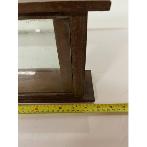 233 - Oak framed display cabinet 21 inches long x 7.5 high

This lot is available for in-house shipping