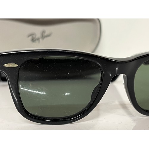 302 - Pair of Ray Ban Wayfarer sunglasses in original case

This lot is available for in-house shipping