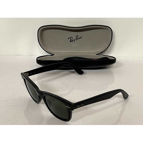 302 - Pair of Ray Ban Wayfarer sunglasses in original case

This lot is available for in-house shipping