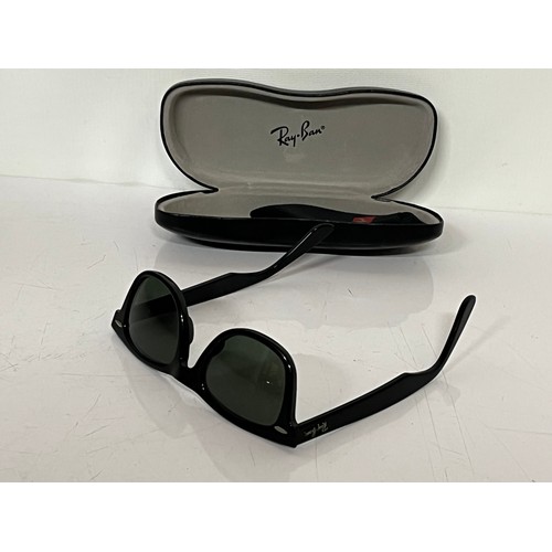 302 - Pair of Ray Ban Wayfarer sunglasses in original case

This lot is available for in-house shipping