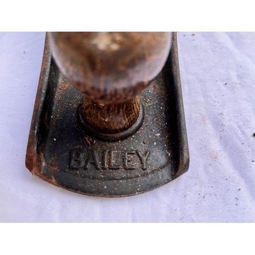 364 - Collection of woodworking and carpentry tools, Bailey No 5 1/2 plane 

This lot is available for in-... 