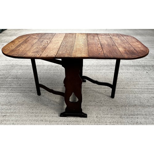 58 - Oak drop leaf dinning table to seat six people

This lot is collection only