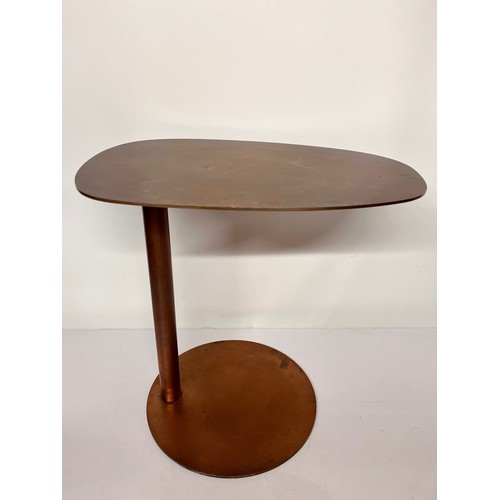 10 - Mid Century designer furniture, unusual copper plated side table.

50 cm x 38 x 49.5 cm high

This l... 