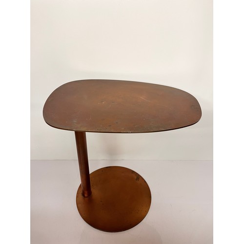 10 - Mid Century designer furniture, unusual copper plated side table.

50 cm x 38 x 49.5 cm high

This l... 