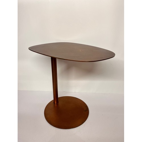 10 - Mid Century designer furniture, unusual copper plated side table.

50 cm x 38 x 49.5 cm high

This l... 