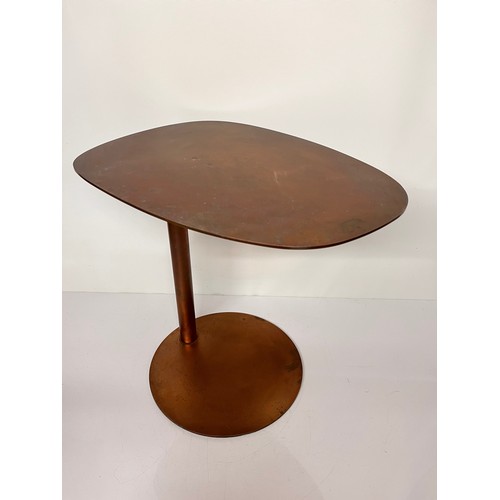 10 - Mid Century designer furniture, unusual copper plated side table.

50 cm x 38 x 49.5 cm high

This l... 