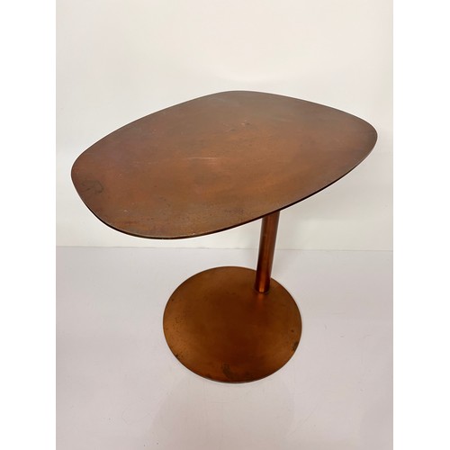 10 - Mid Century designer furniture, unusual copper plated side table.

50 cm x 38 x 49.5 cm high

This l... 