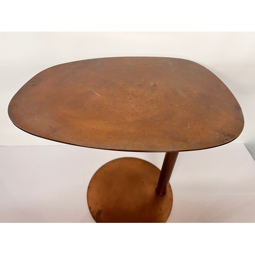 10 - Mid Century designer furniture, unusual copper plated side table.

50 cm x 38 x 49.5 cm high

This l... 