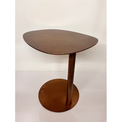 10 - Mid Century designer furniture, unusual copper plated side table.

50 cm x 38 x 49.5 cm high

This l... 