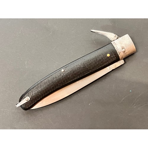 67 - Unmarked folding pocket knife 25 cm long overall

This lot is available for in-house shipping