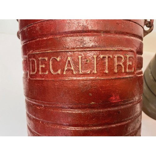 79 - Industrial salvage, two large steel pourers, Decalitre and Demidecalitre.

Largest is 25 cm tall and... 