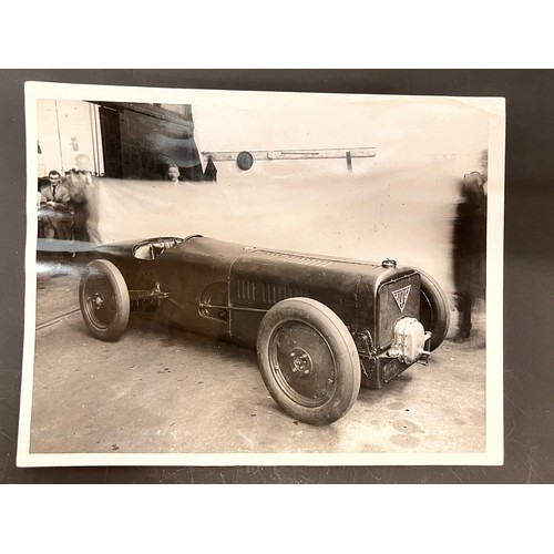 83 - Automobilia, motor racing a large press photograph of an eight cylinder Alvis racing car from 1927.
... 