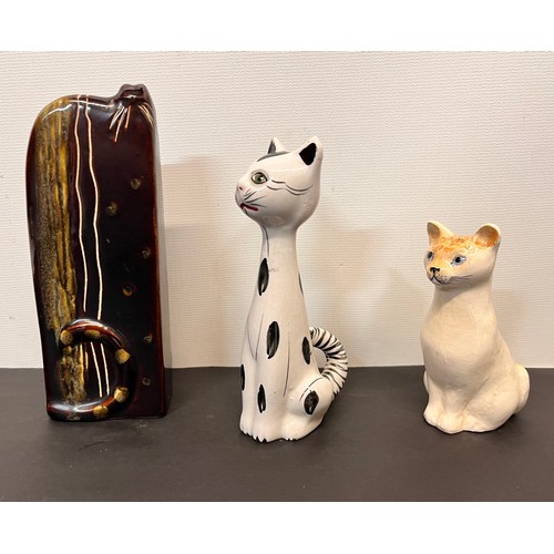 102 - Mid century ceramic figurines of cats.

This lot is available for in-house shipping