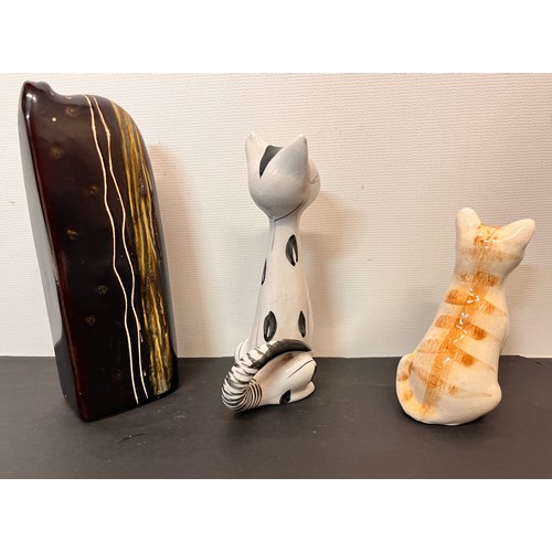 102 - Mid century ceramic figurines of cats.

This lot is available for in-house shipping