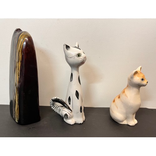 102 - Mid century ceramic figurines of cats.

This lot is available for in-house shipping