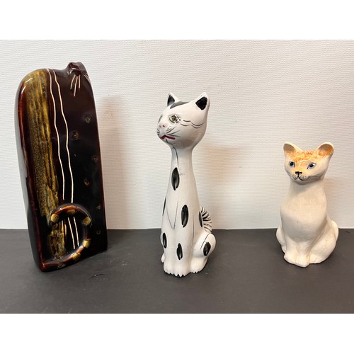 102 - Mid century ceramic figurines of cats.

This lot is available for in-house shipping