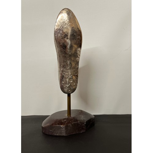 130 - Chrome plated shoe last on a marble stand, 32 cm high.


This lot is available for in-house shipping