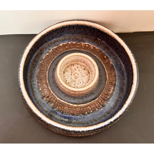 136 - Danish mid century art pottery dish 17 cm in diameter, marked  TK to the base


This lot is availabl... 