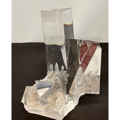 141 - Modernist glass sculpture of cubist forms emerging from a rock structure at the base. 18 cm high.

T... 