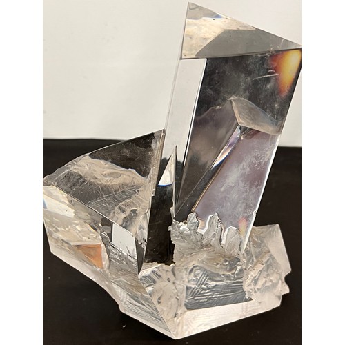 141 - Modernist glass sculpture of cubist forms emerging from a rock structure at the base. 18 cm high.

T... 