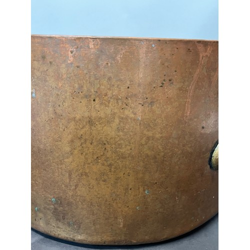 149 - Large two handled arts and crafts copper pan with a finely planished finish, 36 cm in diameter 20 cm... 