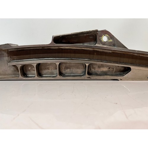 153 - Militaria aviation interest, an aerofoil shaped section from a Tornado aircraft 61 cm long


This lo... 