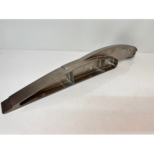 154 - Militaria aviation interest, an aerofoil shaped section from a Tornado aircraft 68 cm long


This lo... 