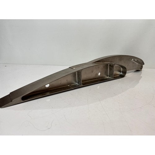 154 - Militaria aviation interest, an aerofoil shaped section from a Tornado aircraft 68 cm long


This lo... 