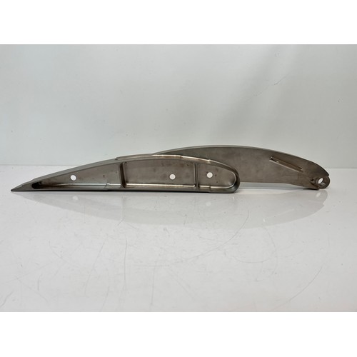 154 - Militaria aviation interest, an aerofoil shaped section from a Tornado aircraft 68 cm long


This lo... 