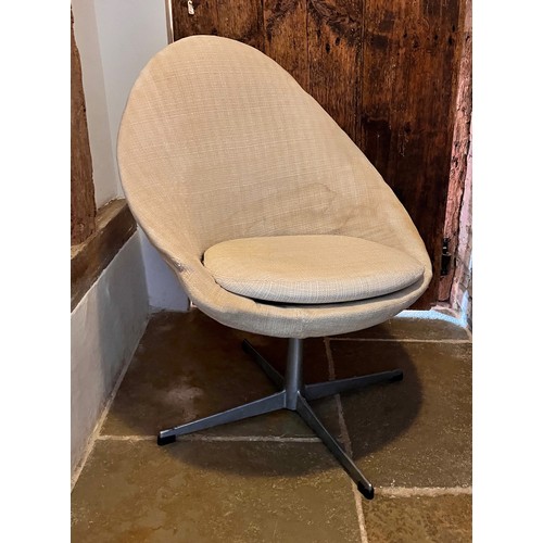 62 - 1970's egg type swivel chair

This lot is collection only