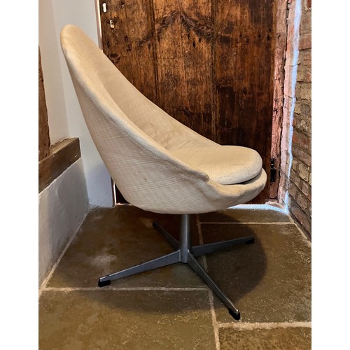 62 - 1970's egg type swivel chair

This lot is collection only