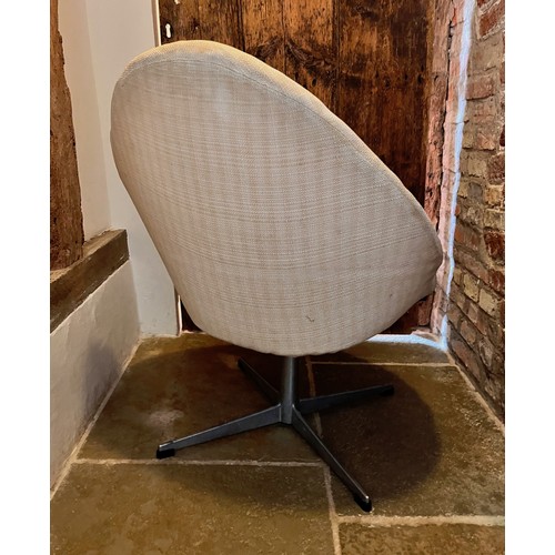 62 - 1970's egg type swivel chair

This lot is collection only