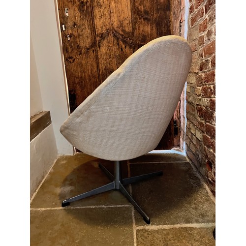 62 - 1970's egg type swivel chair

This lot is collection only