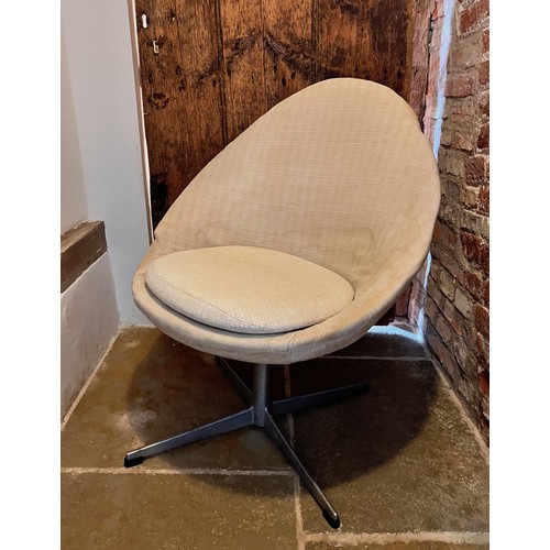 62 - 1970's egg type swivel chair

This lot is collection only