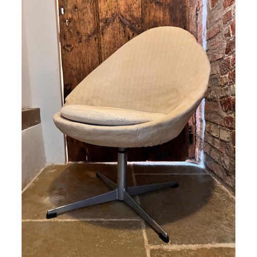 62 - 1970's egg type swivel chair

This lot is collection only