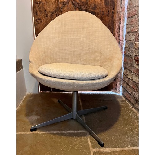 62 - 1970's egg type swivel chair

This lot is collection only