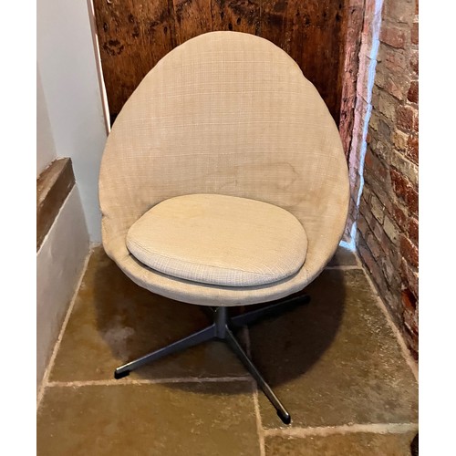 62 - 1970's egg type swivel chair

This lot is collection only