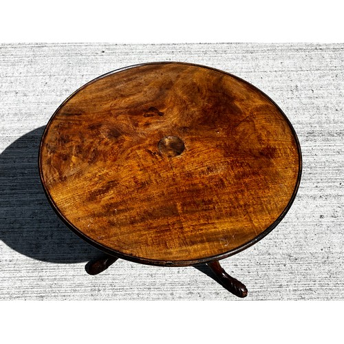 138 - Victorian circular mahogany topped centre table on barrel turned support with carved decoration to t... 