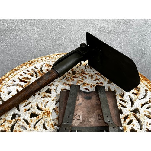 306 - Militaria, a US made Vietnam era three position shovel and leather storage pouch.

This lot is avail... 