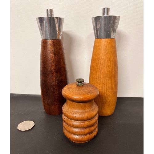 19 - Vintage 1970’s kitchenalia, three Italian hardwood and aluminium mills for salt and pepper.

This lo... 