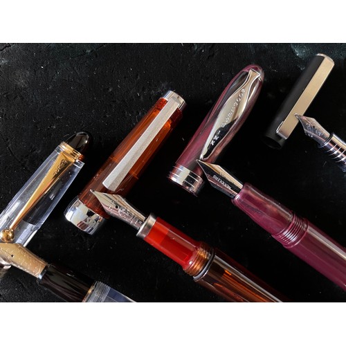 74 - Vintage writing instruments, fountain pens, gold nibs etc, Noodlers, TWSBI, Pilot and a Cult Pen by ... 