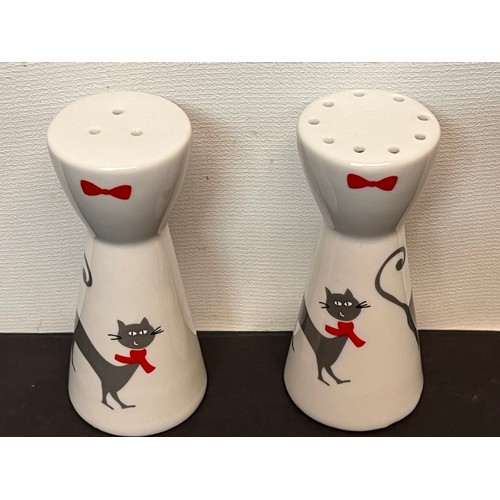 422 - Mid century kitsch salt and pepper set decorated with cats.

In house shipment is available on this ... 