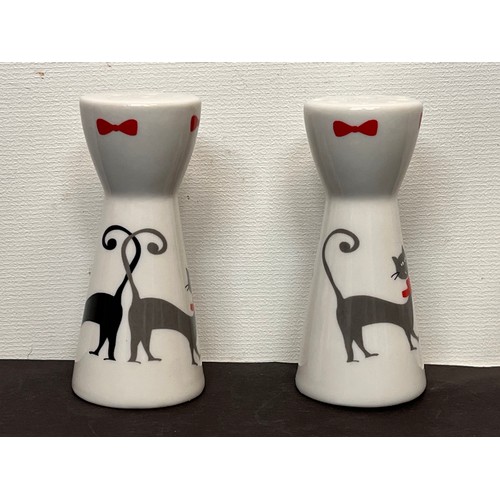 422 - Mid century kitsch salt and pepper set decorated with cats.

In house shipment is available on this ... 