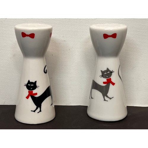 422 - Mid century kitsch salt and pepper set decorated with cats.

In house shipment is available on this ... 