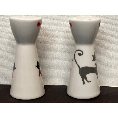 422 - Mid century kitsch salt and pepper set decorated with cats.

In house shipment is available on this ... 