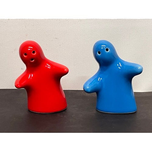 423 - Mid century Kitsch, a pair of salt and pepper pots modelled as hugging figures.

In house shipment i... 