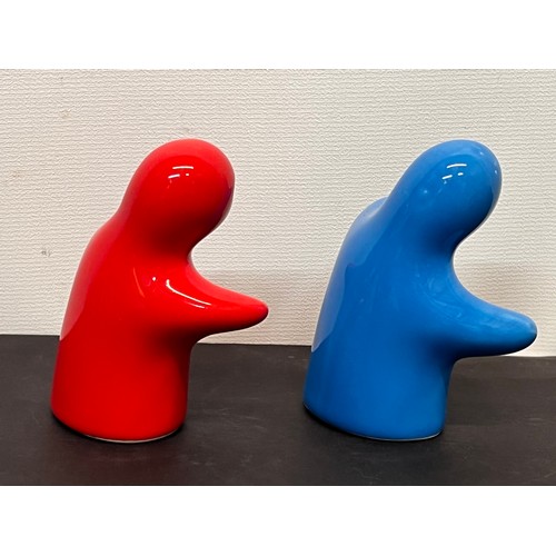 423 - Mid century Kitsch, a pair of salt and pepper pots modelled as hugging figures.

In house shipment i... 