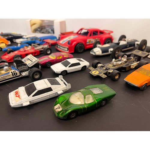 427 - Die cast model cars and racing cars, Matchbox Dinky Corgi etc, quantity as shown.

In house shipment... 