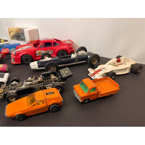 427 - Die cast model cars and racing cars, Matchbox Dinky Corgi etc, quantity as shown.

In house shipment... 