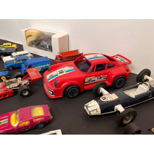 427 - Die cast model cars and racing cars, Matchbox Dinky Corgi etc, quantity as shown.

In house shipment... 